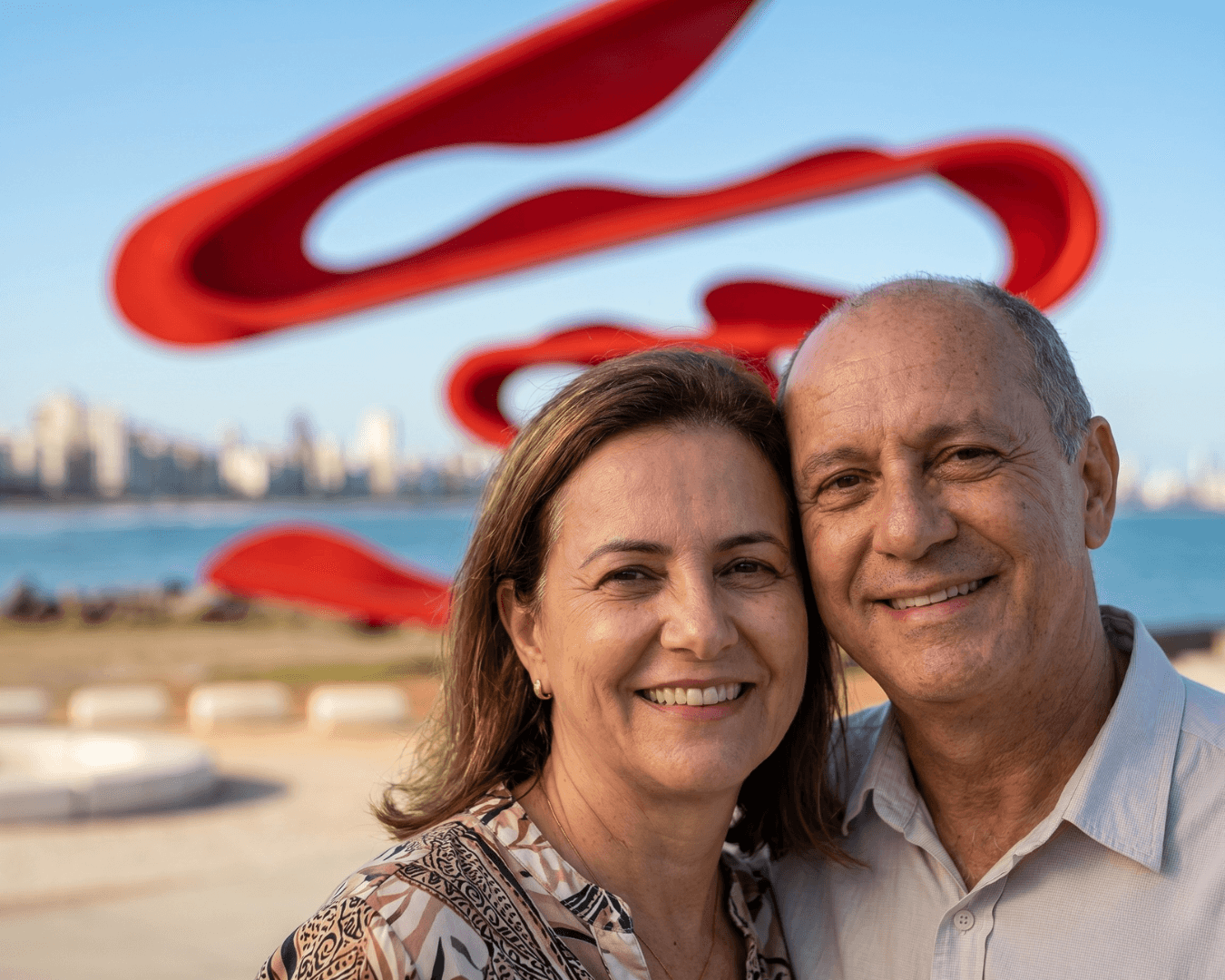 Casal sorrindo na orla de Santos
